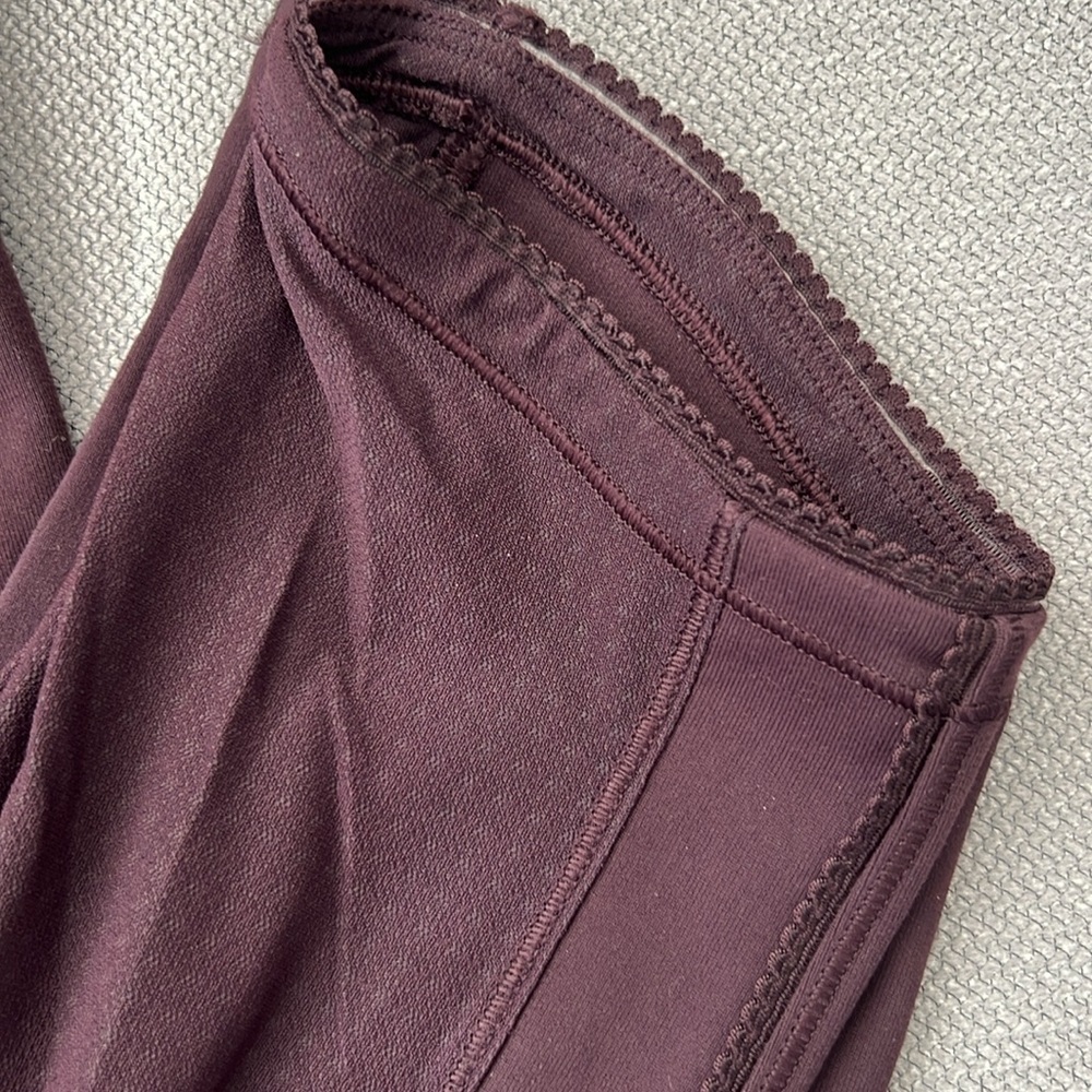 Lululemon Cropped Leggings Mesh - Picture 9 of 9